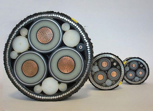 Electric power distribution undersea cable for submarine applications