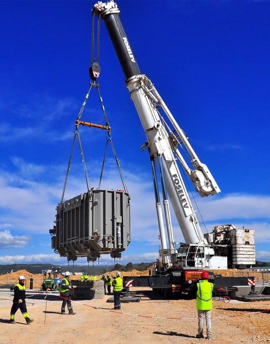 A powerful crane and worker dexterity