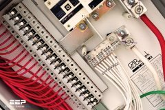 Earthing in DC distribution systems analogously to the alternating current