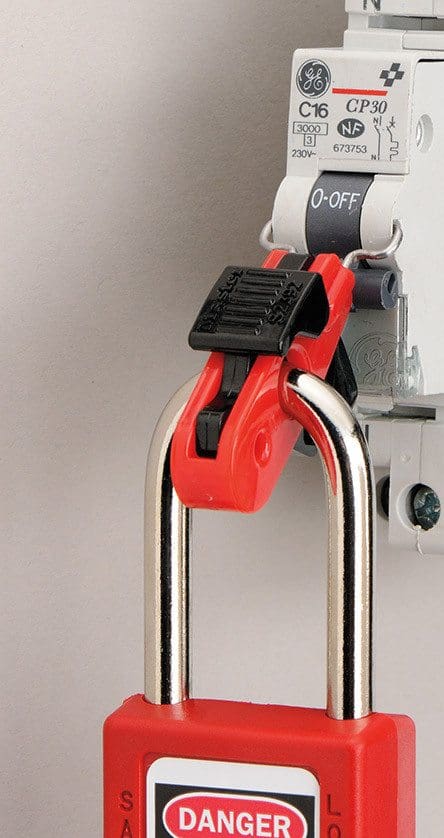 Immobilisation of a LV circuit breaker with padlocking accessory and padlock