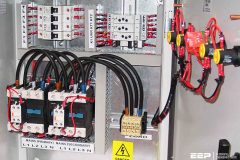 Should transfer switch be equipped with contactors or circuit breakers?