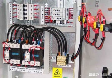 Should transfer switch be equipped with contactors or circuit breakers?