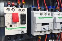 How do you know which current to set on a motor overload relay