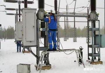 Dangerous contact currents induced by electrical field in 400 kV substations