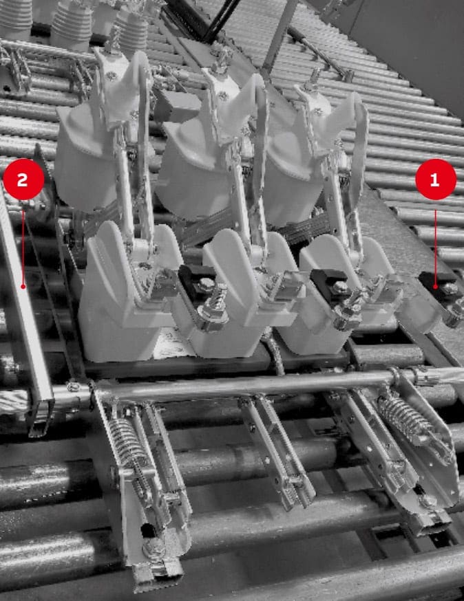 Arrangement of earthing switches on a switch-disconnector base frame