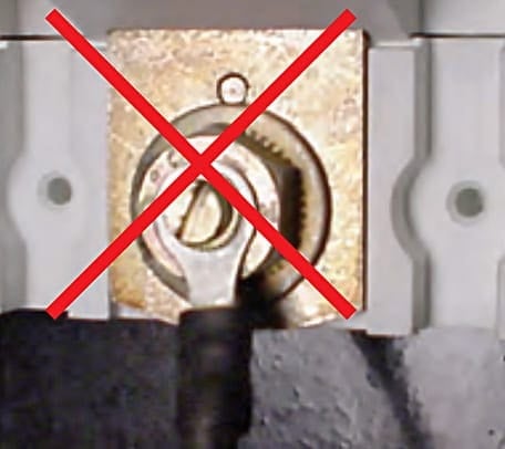 Connecting the large cross-section power supply cable directly in the terminals on the device is forbidden