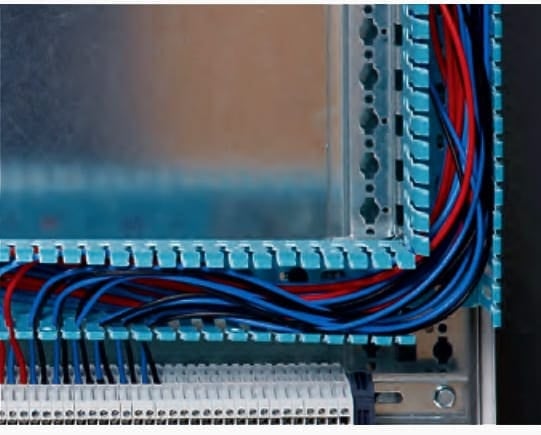 Several circuits in the same trunking and all wiring in vertical and horizontal trunking: Column 1 installation