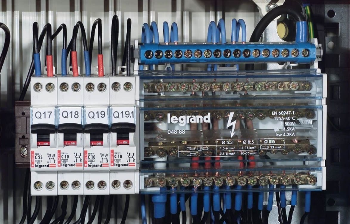 Additional terminal block for neutral conductor on distribution block