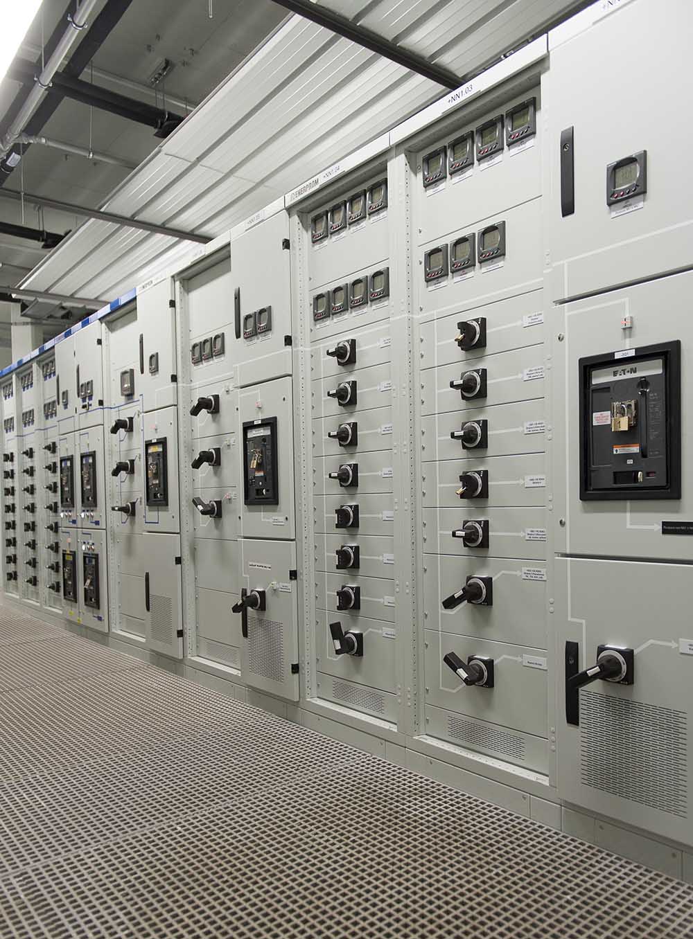 415 V switchboard, incorporating main incoming LV air circuit-breaker and outgoing LV circuits