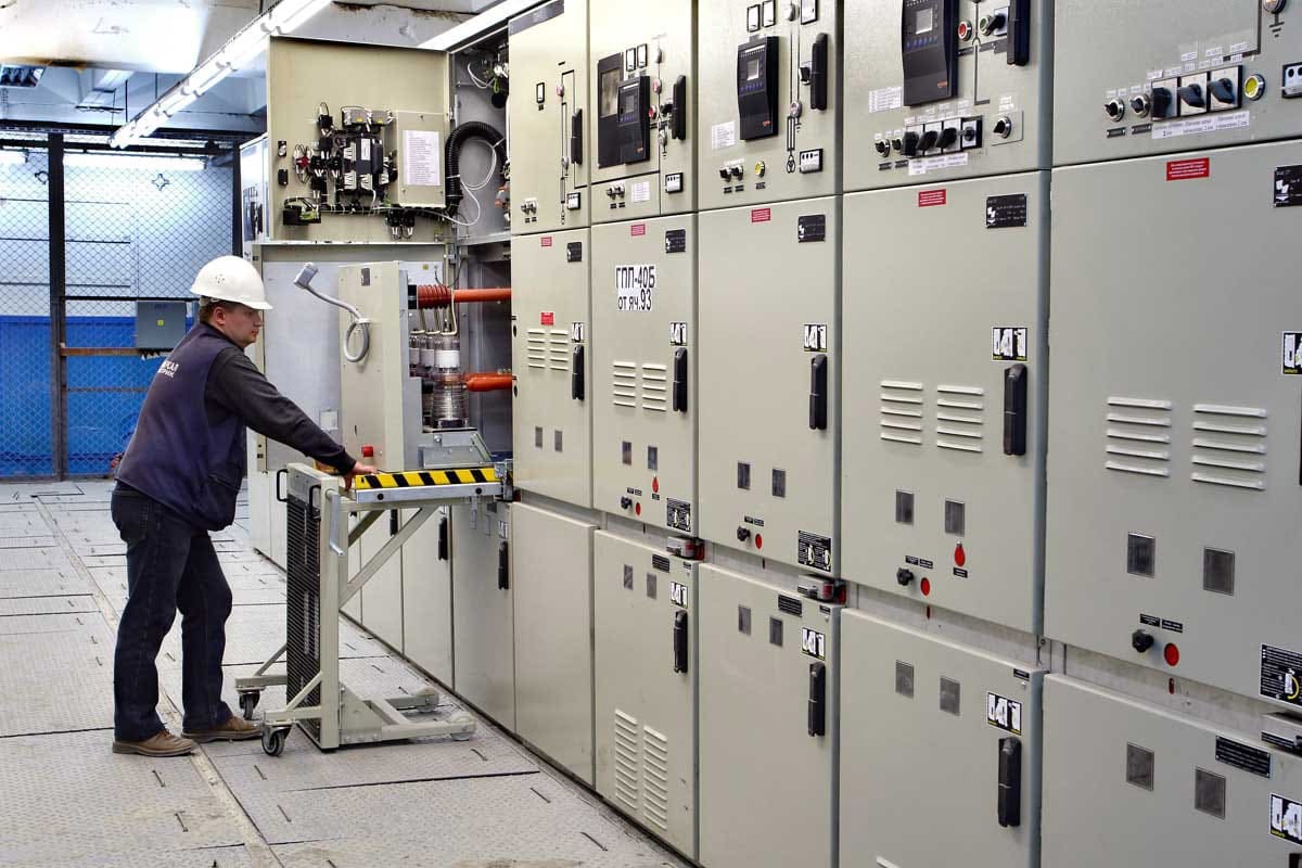 Medium voltage metal-clad switchgear