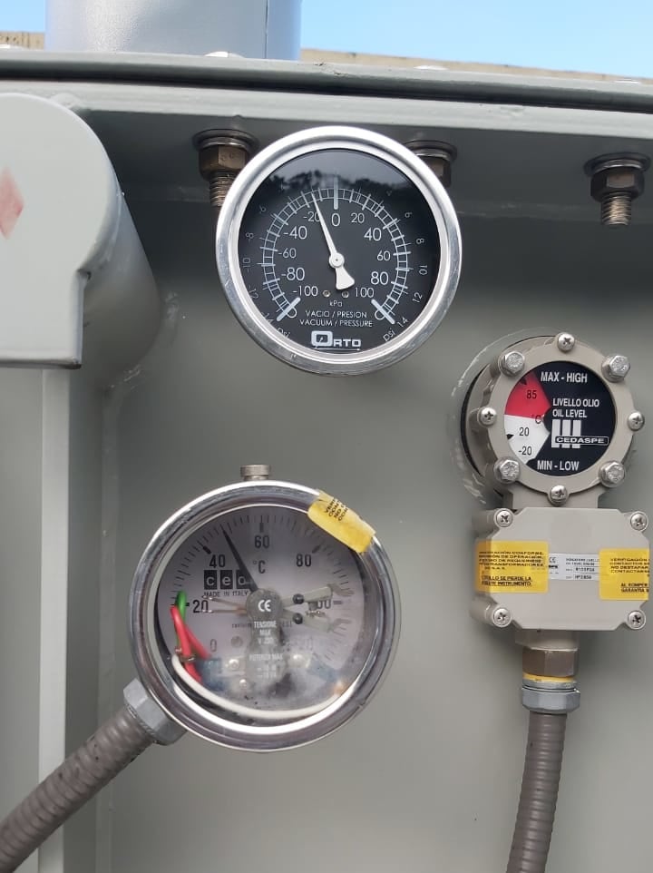 Shunt reactor pressure vacuum gauge