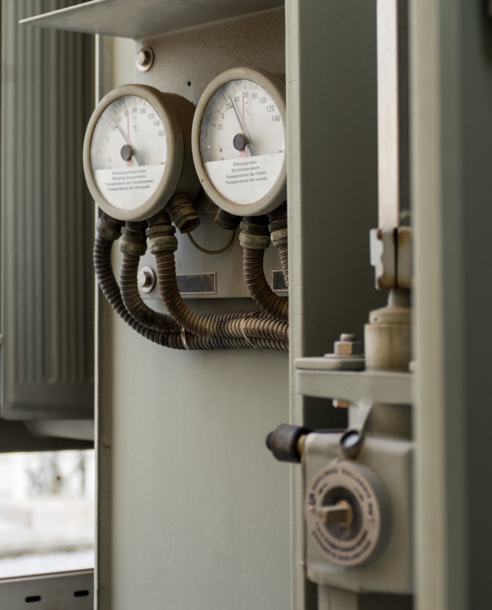 Shunt reactor winding temperature and oil temperature gauges