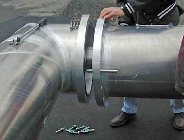 Final assembly of a 550 kV field joint. Locating pins are used to align the flanges. Conductor connection is a plug and socket connection with self alignment