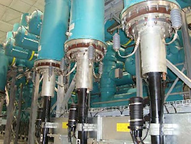 Single-phase insulated bus duct connection to cables with overvoltage protection