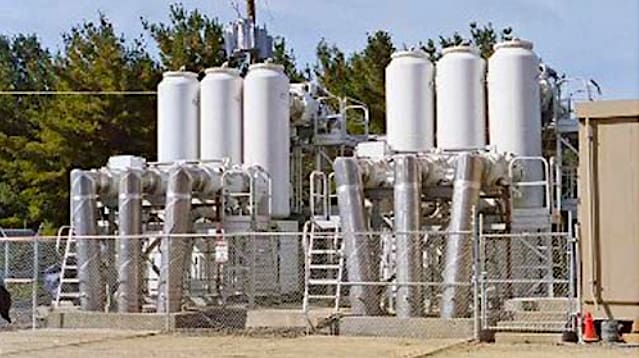 Single-phase insulated bus duct connection to circuit breakers