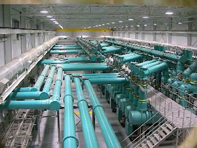 Single-phase insulated bus duct connection to overhead lines outside the GIS building