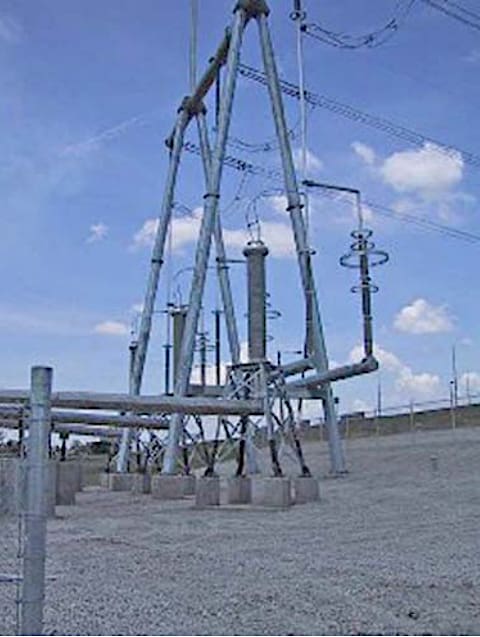 Single-phase insulated bus duct connection to overhead lines with SF6 gas-to-air bushings and surge arresters