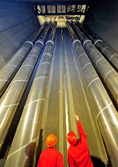 Single-phase insulated bus duct double system laid in a vertical tunnel