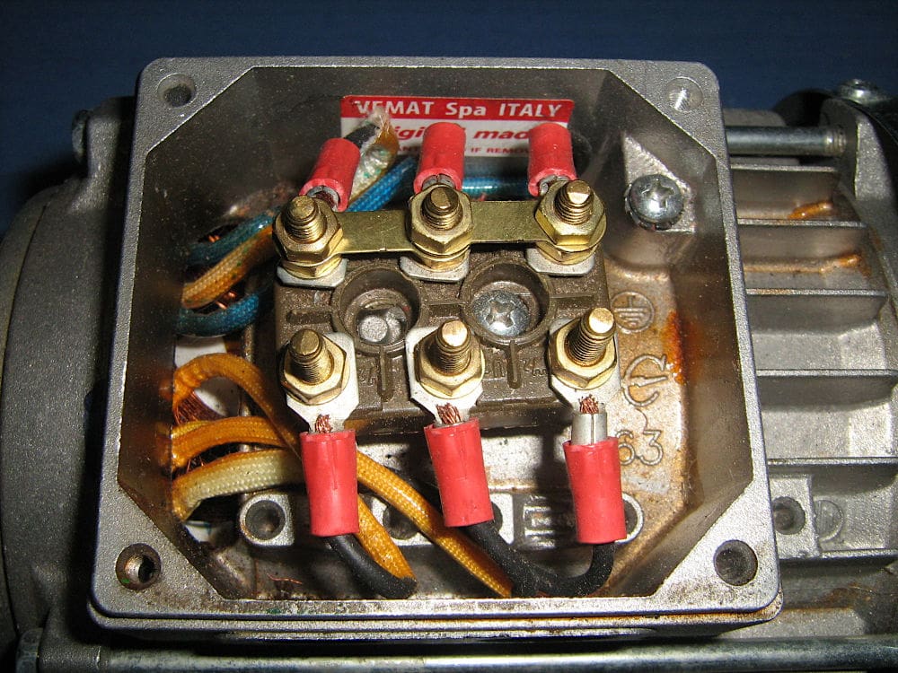 Motor terminal box connection
