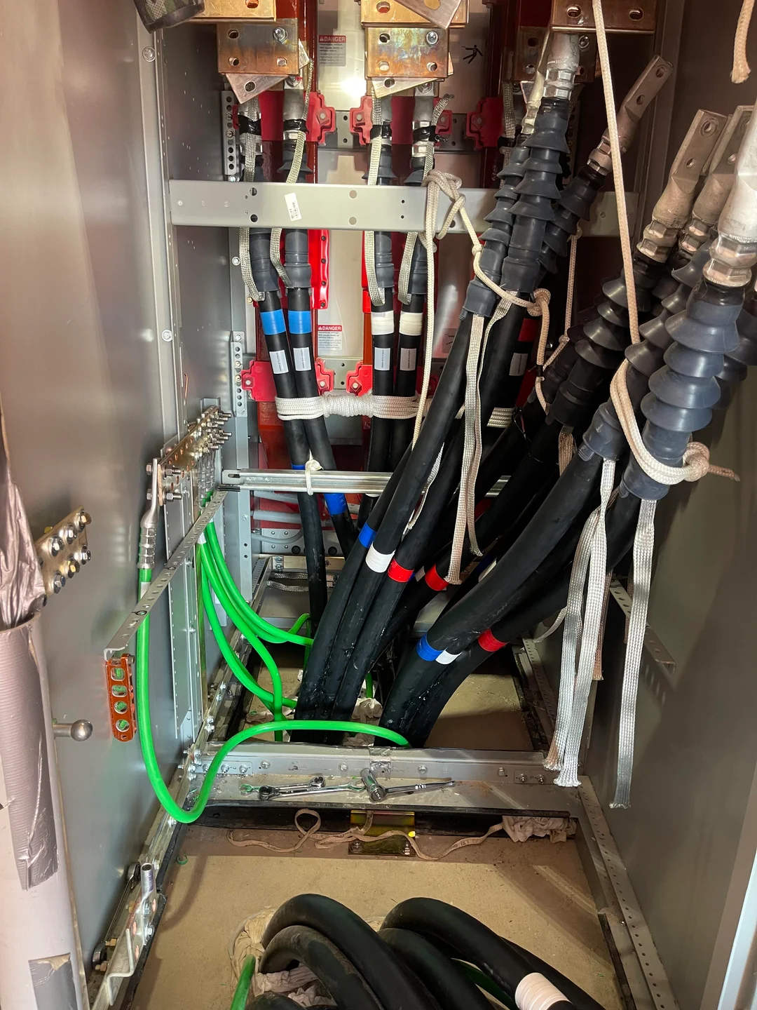 Tight space for cables in Cable compartment of a MV switchgear
