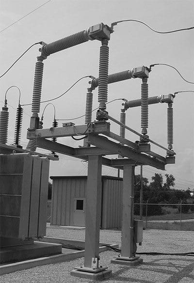 Horizontal interrupter circuit switcher without integral disconnect switch