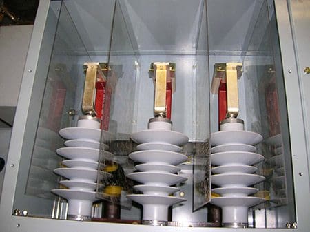 Surge arrester assembly in switchgear